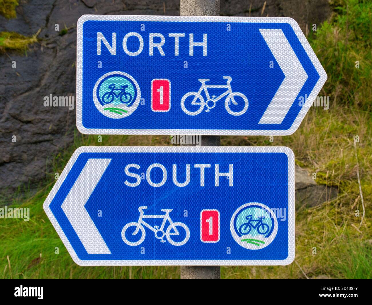 Deux panneaux blancs sur bleu pour la route du cycle national du Royaume-Uni 1 à Lerwick, Shetland, Écosse, Royaume-Uni - l'un pointant vers le nord, l'autre pointant vers le sud. Banque D'Images