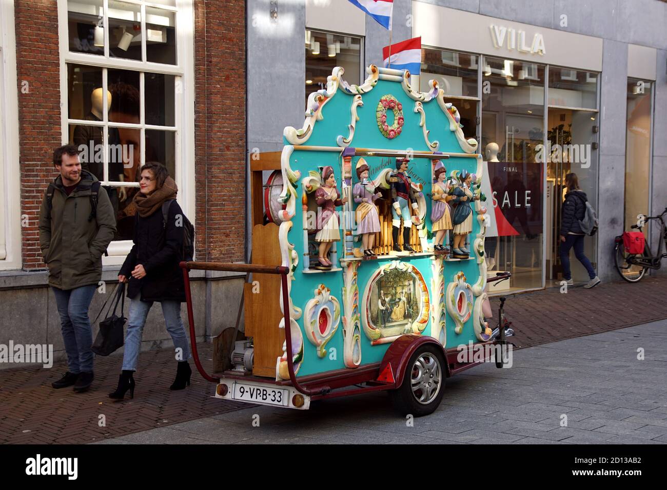 Un orgue de rue hollandais avec moulin à orgue dans la ville d'Alkmaar avec des gens de shopping. Pays-Bas, février Banque D'Images