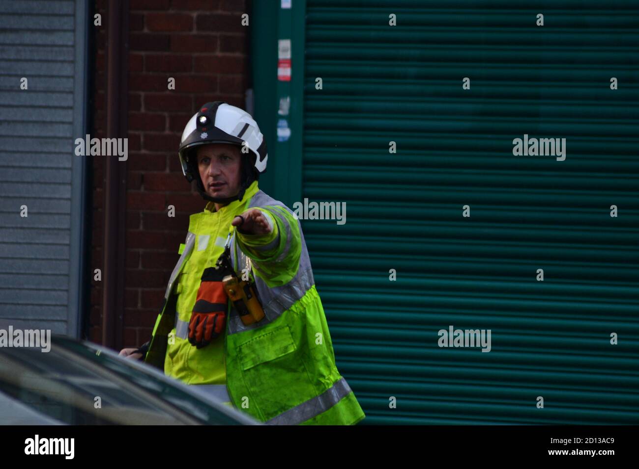 LE commandant de L'incident DES FMF a dirigé le personnel sur place, après qu'un homme de 15 ans a écrasé une voiture dans une maison à Kingstanding, Birmingham et a rompu une conduite de gaz Banque D'Images