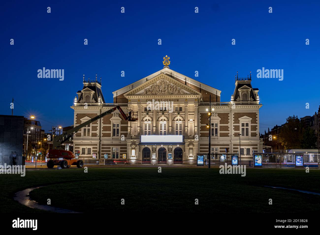 AMSTERDAM, PAYS-BAS - 22 septembre 2020 : image de l'heure bleue du bâtiment historique du théâtre municipal avec une grue d'entretien en face Banque D'Images