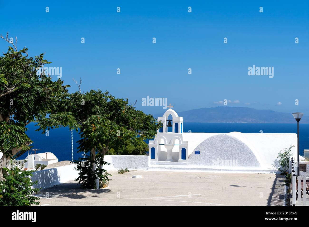 Détail typique d'un clocher d'une église blanche orthodoxe dans le village d'Oia, santorini, cyclades, Grèce. Banque D'Images