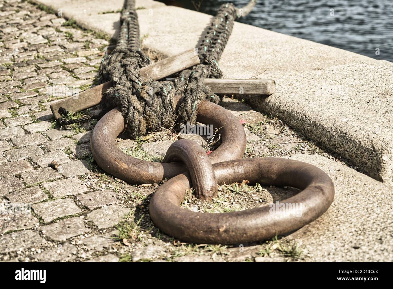Anneaux d'amarrage dans le port de Copenhague sur un quai pavé Banque D'Images