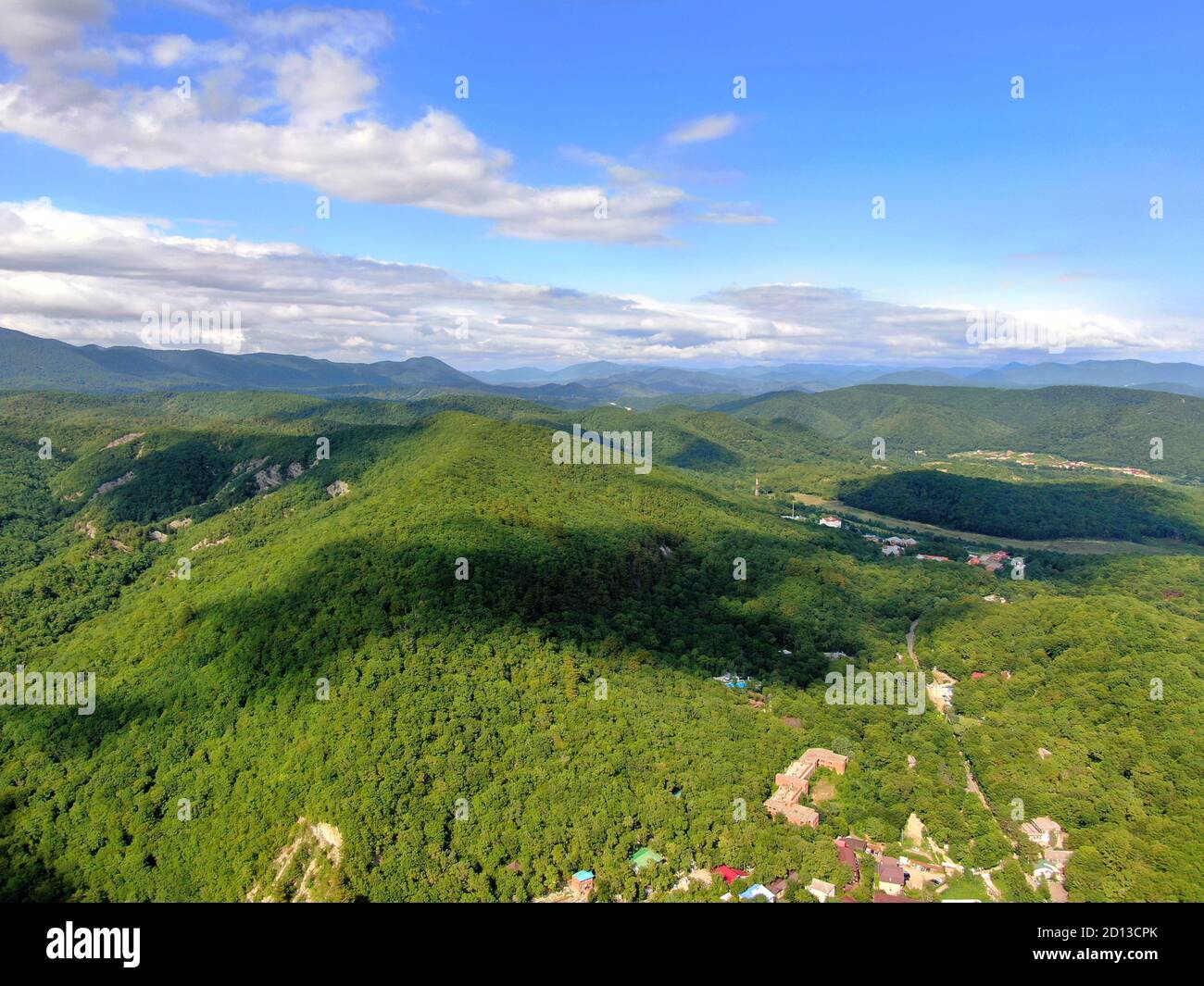 Collines verdoyantes paisibles et paysage de ciel nuageux Banque D'Images