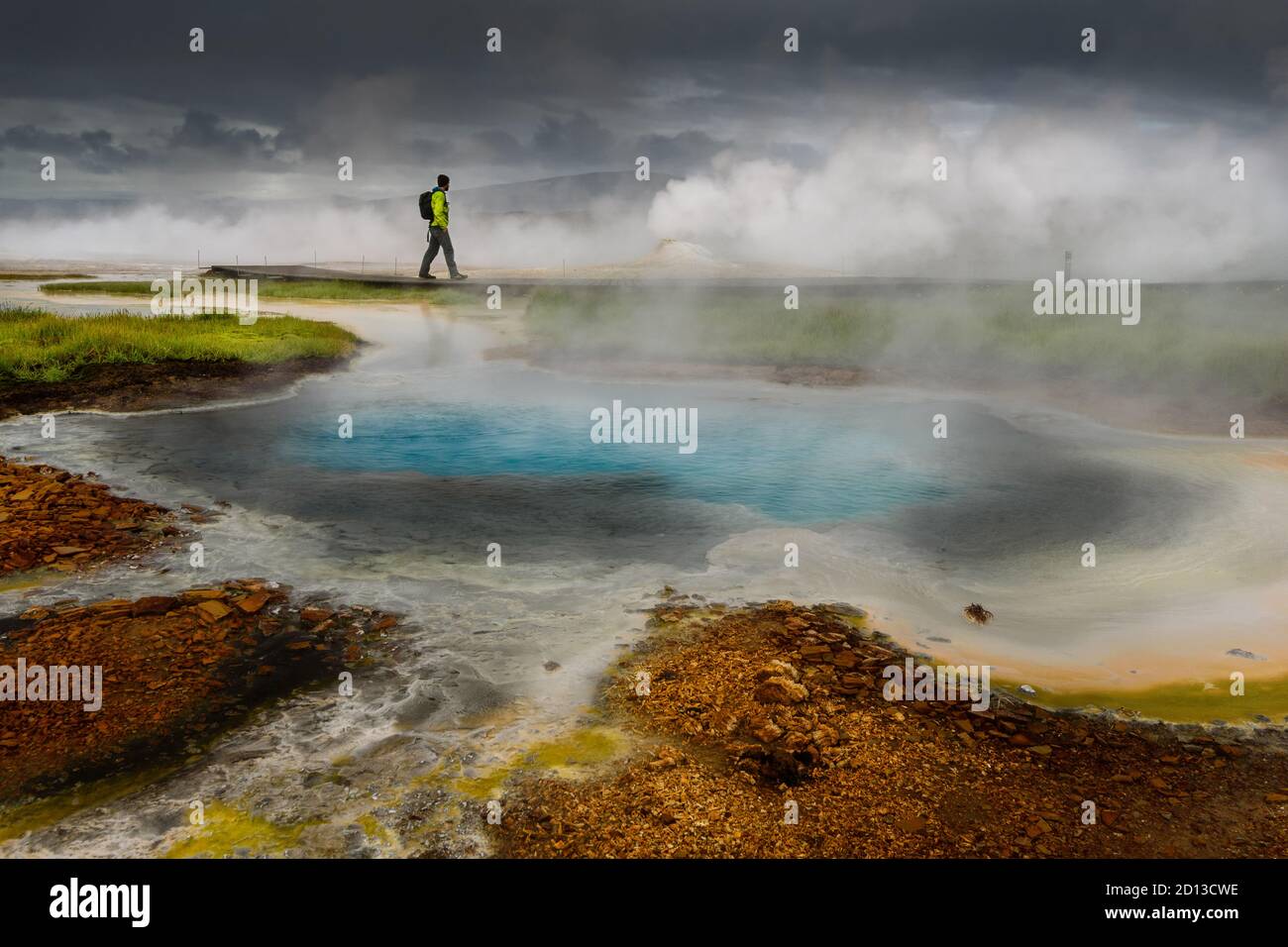 Les randonneurs se promène le long de piscines colorées dans la zone géothermique de Hveravellir. Banque D'Images