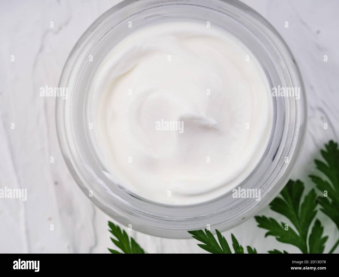 crème pour le visage et le corps sur fond blanc, soins personnels, santé et beauté. Banque D'Images