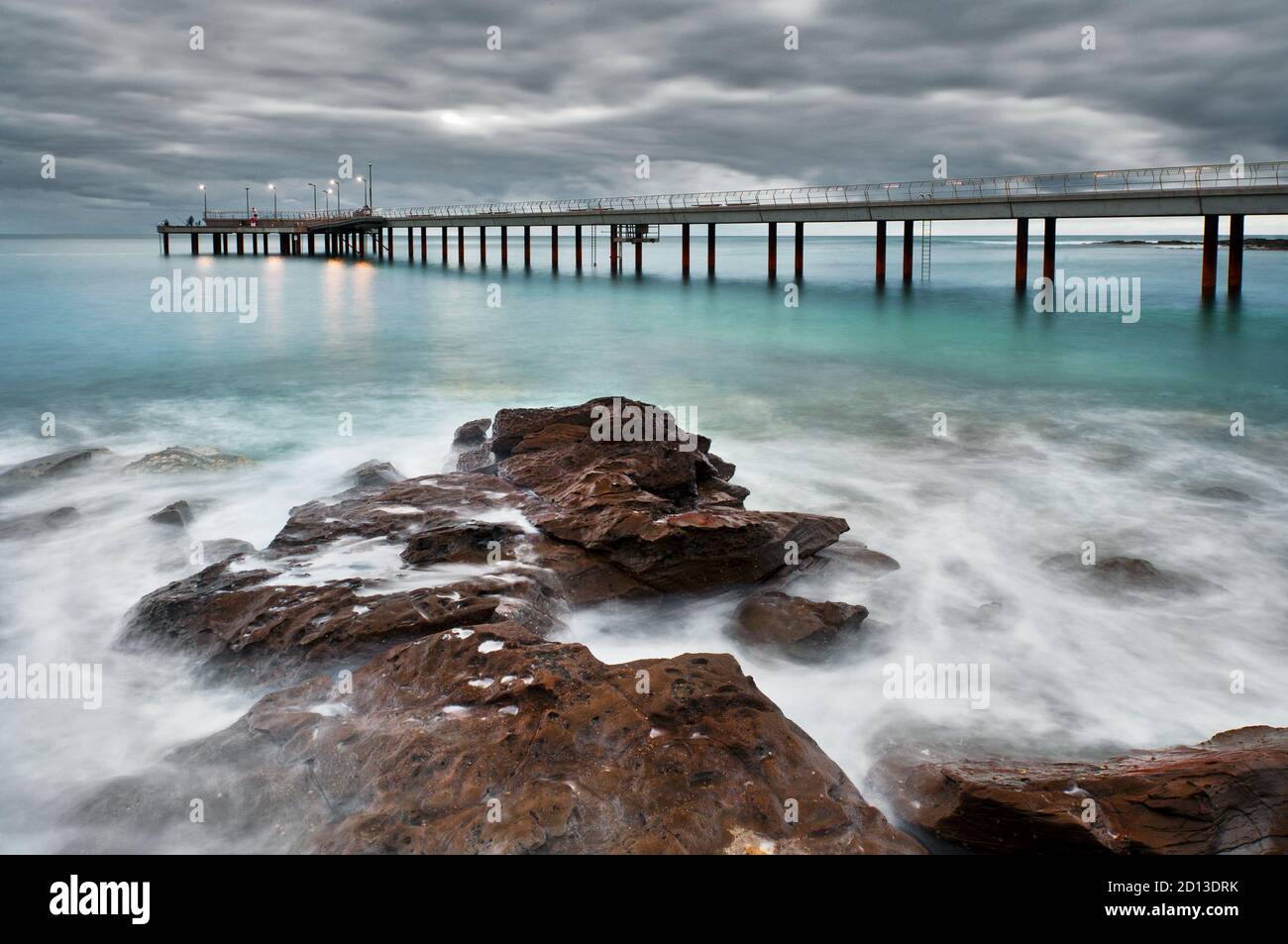 Lorne Jetty n'est qu'une des nombreuses attractions le long de Great Ocean Road. Banque D'Images