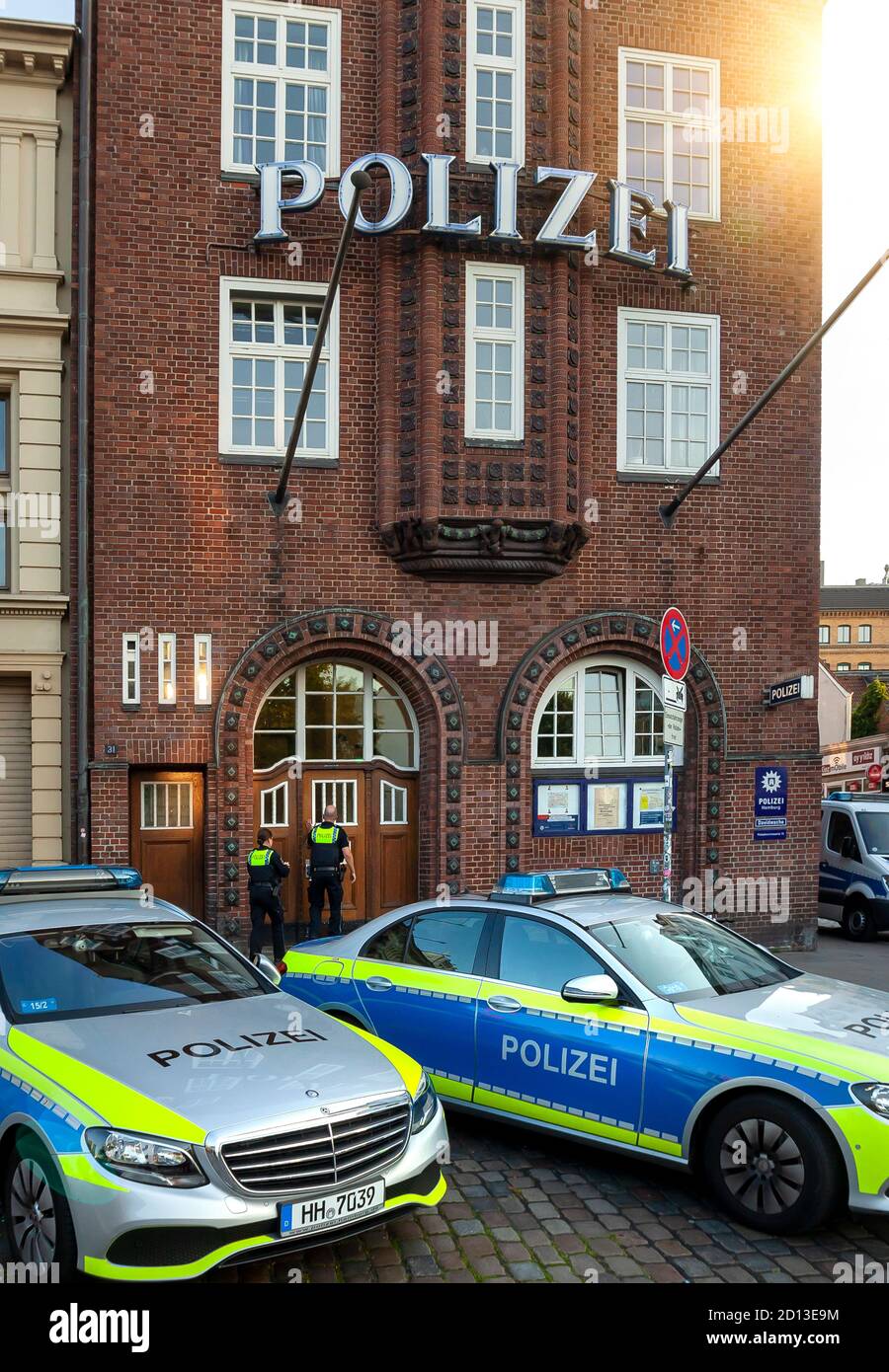 Hambourg, Allemagne - 14 septembre 2020 : bâtiment de la police allemande et panneau sur un mur à Hambourg, Reeperbahn. Département de police de Hambourg 15 Banque D'Images