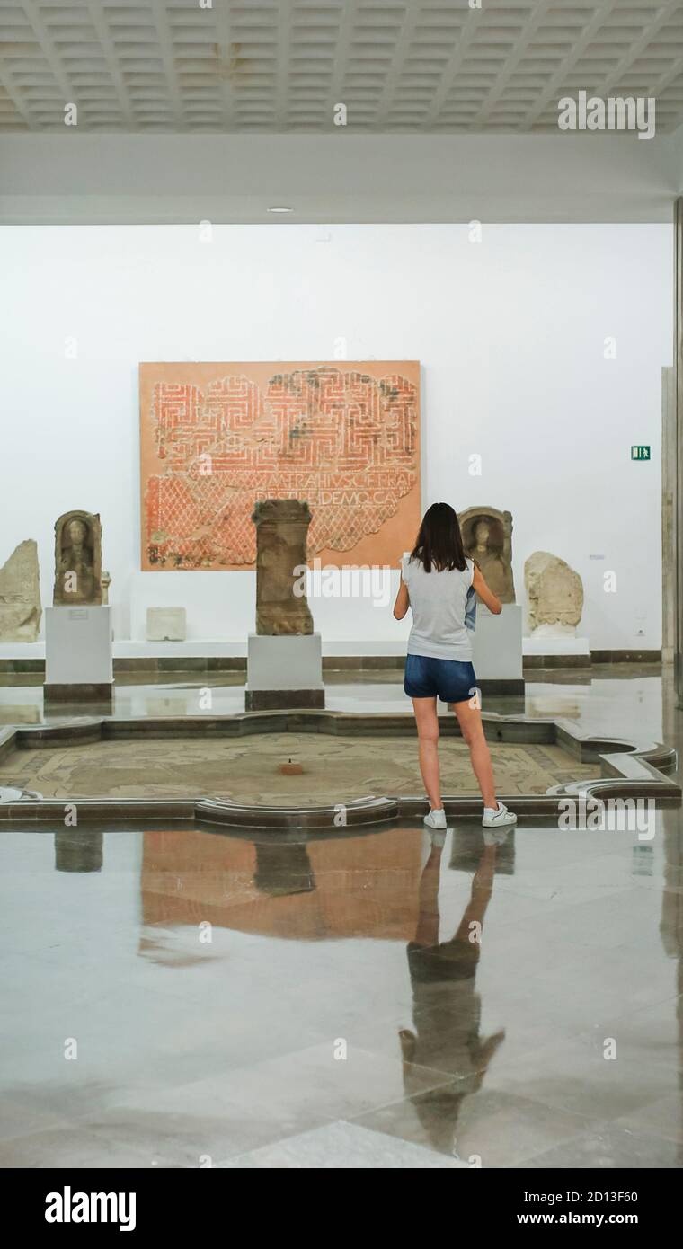 Séville, Espagne - 7 juillet 2018 : jeune femme visitant le musée archéologique de Séville, Andalousie, Espagne Banque D'Images