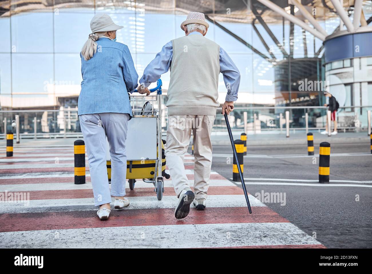 Couple senior avec bagages approchant du terminal de l'aéroport Banque D'Images