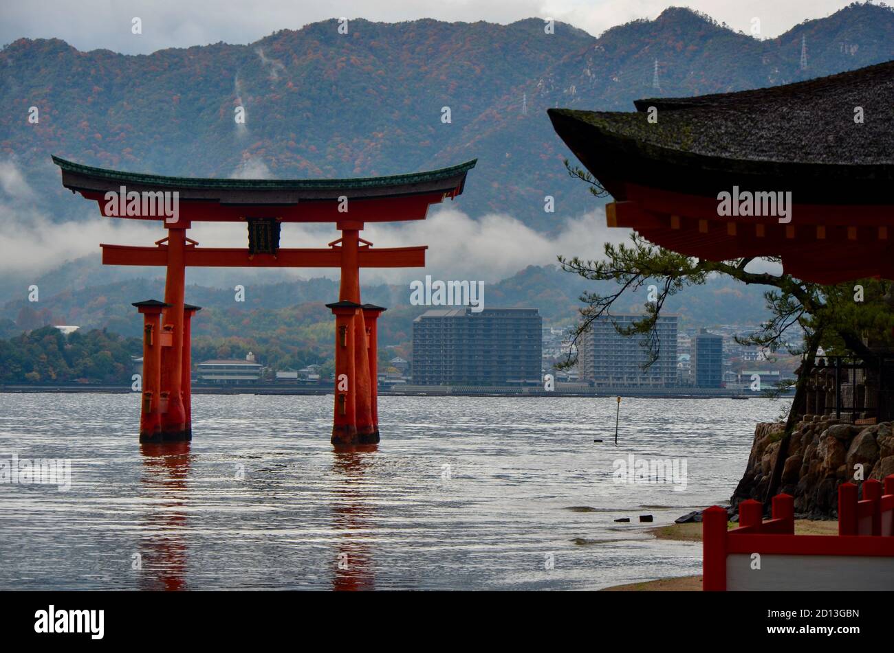 Célèbre porte Tori à marée haute de la mer intérieure japonaise, sur les rives de l'île Miyajima. Banque D'Images