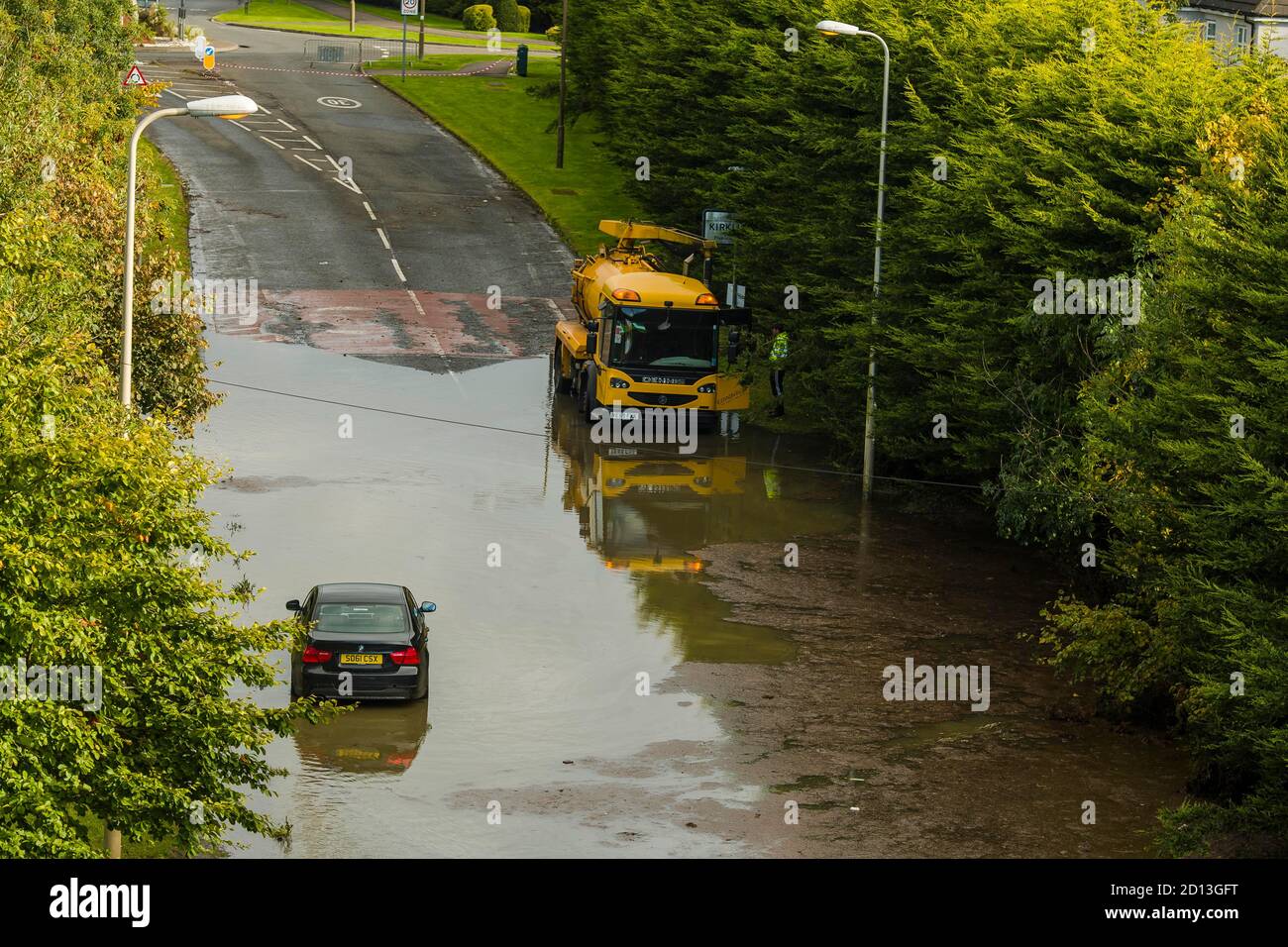 Une voiture est coincée dans les inondations d'un drain débordant sur la B9080 à Kirkliston comme un effet après la tempête Alex qui a provoqué de fortes pluies. Crédit: Euan Cherry Banque D'Images