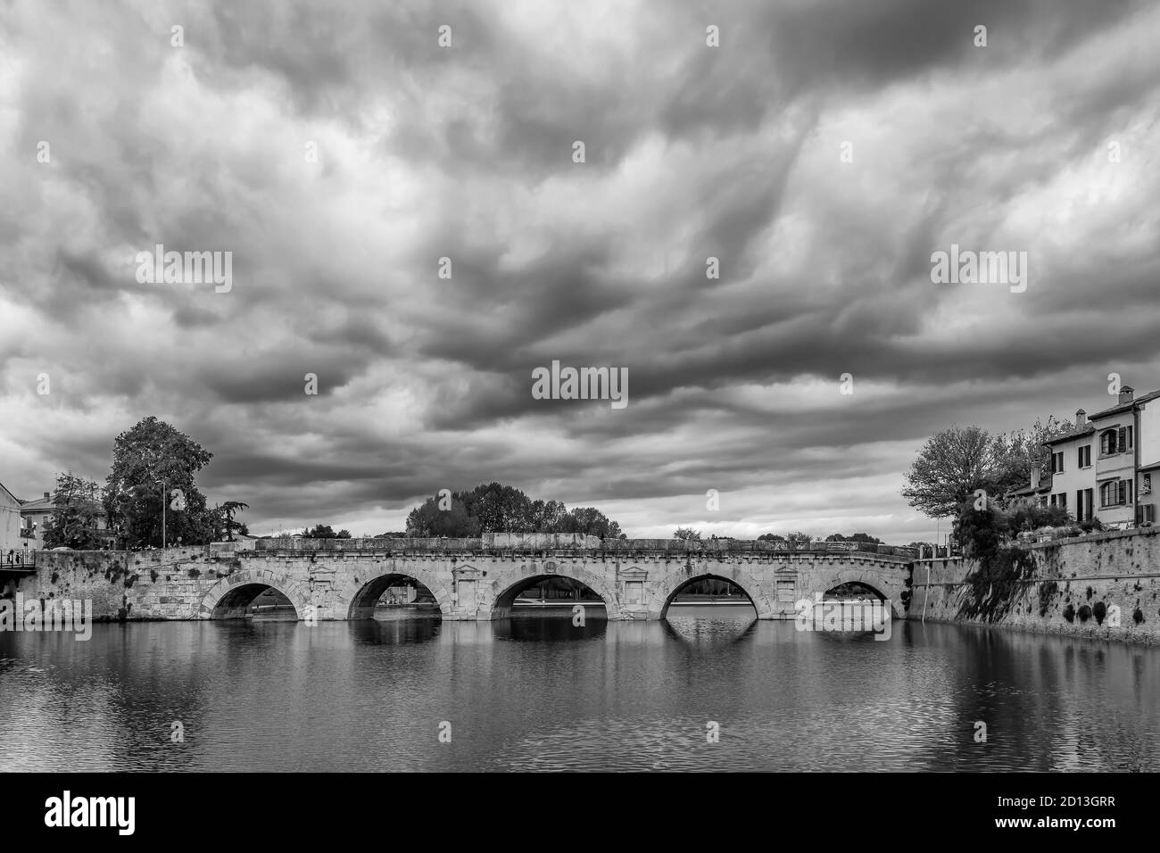 L'ancien pont de Tiberius dans le centre historique de Rimini, Emilia Romagna, Italie, sous un ciel spectaculaire Banque D'Images