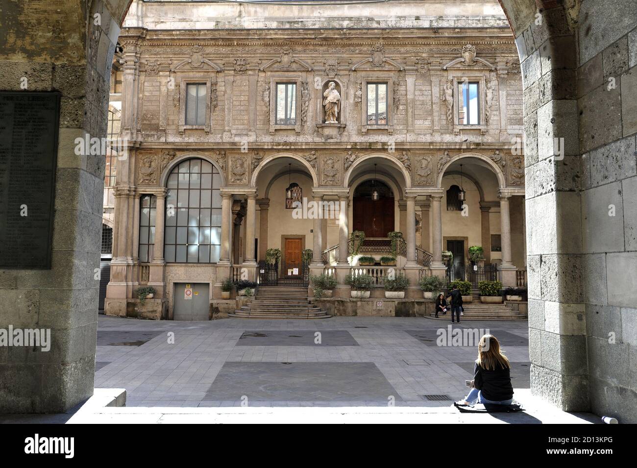 Milan, (Italie), la place médiévale des marchands (Piazza Mercanti) dans le  centre-ville; le palais de l'école palatine Photo Stock - Alamy