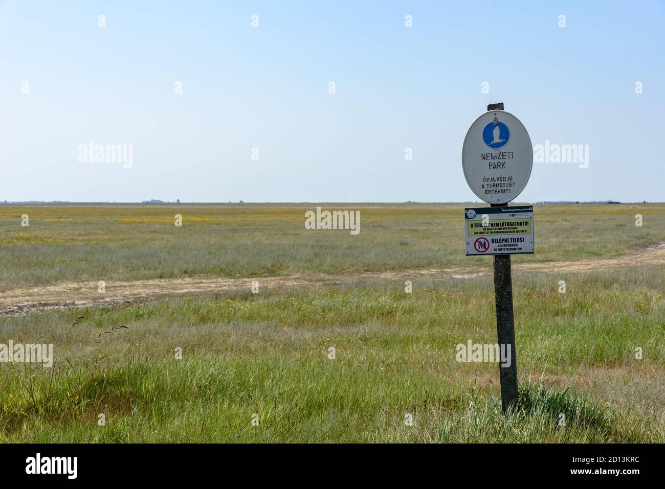 Un panneau près de l'entrée du parc national de Hortobagy, Hongrie, indiquant ne pas entrer Banque D'Images