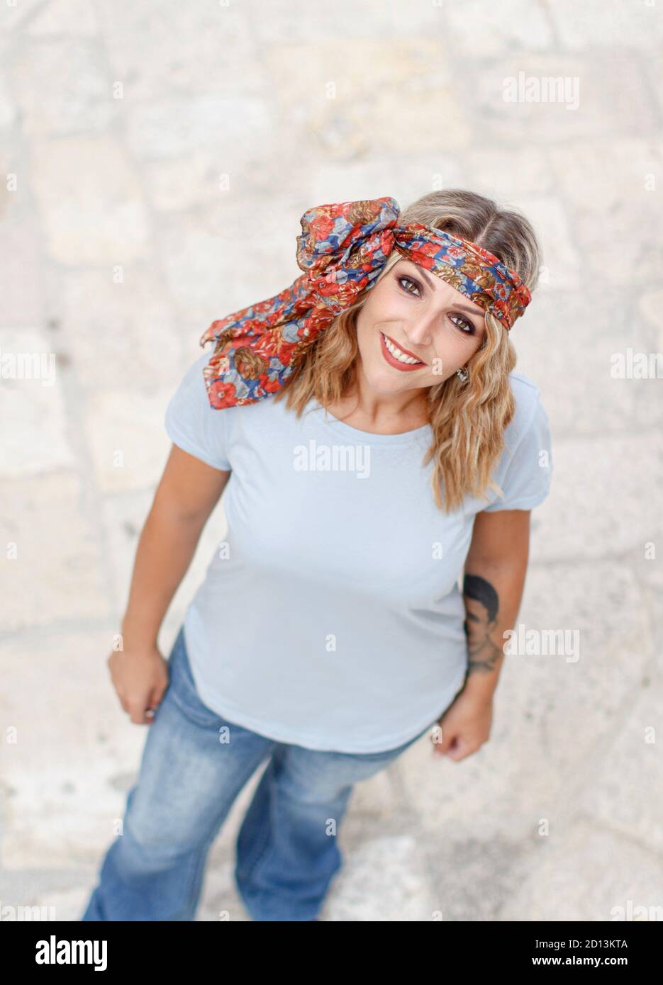Jeunes femmes avec un t-shirt et un bandeau foulard Photo Stock - Alamy