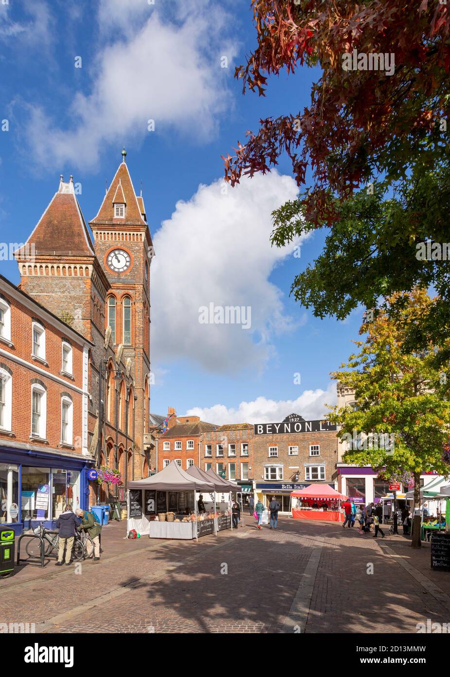 Tour d'horloge de l'hôtel de ville et bâtiments historiques à Market place, Newbury, Berkshire, Angleterre, Royaume-Uni Banque D'Images