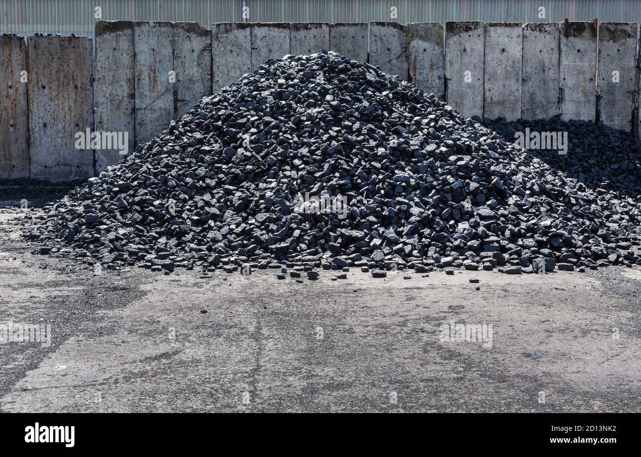 Pile de charbon à un quai à l'intérieur d'une cour de stockage Banque D'Images