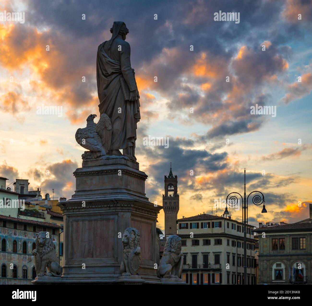 La statue de Dante Alighieri en regardant la piazza Santa Croce de Florence au coucher du soleil Banque D'Images