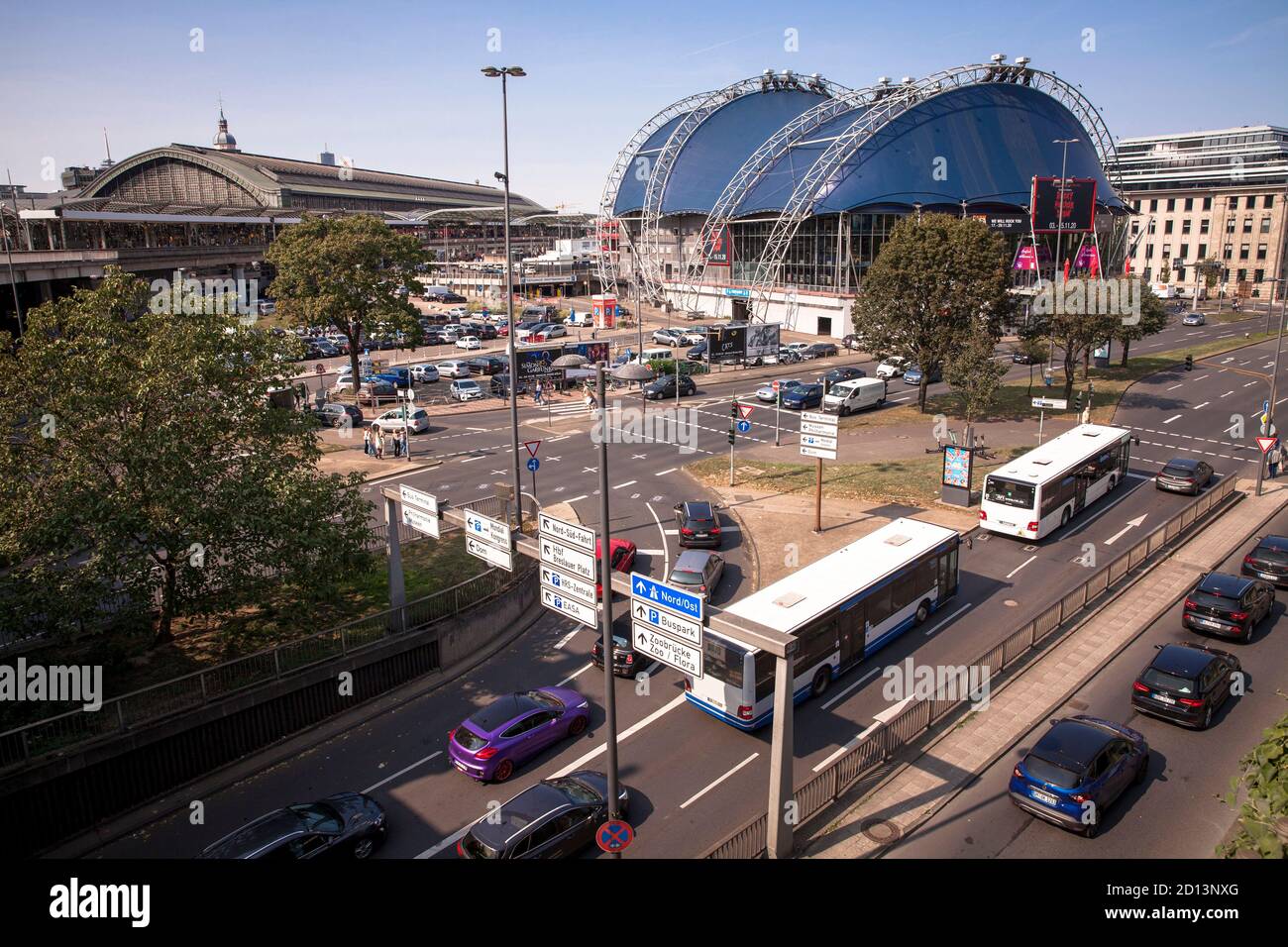 Allemagne, Cologne, le théâtre musical Dome sur la place Breslauer Platz, sur la gauche la gare principale. Deutschland, Koeln, das Zelttheater musical D. Banque D'Images
