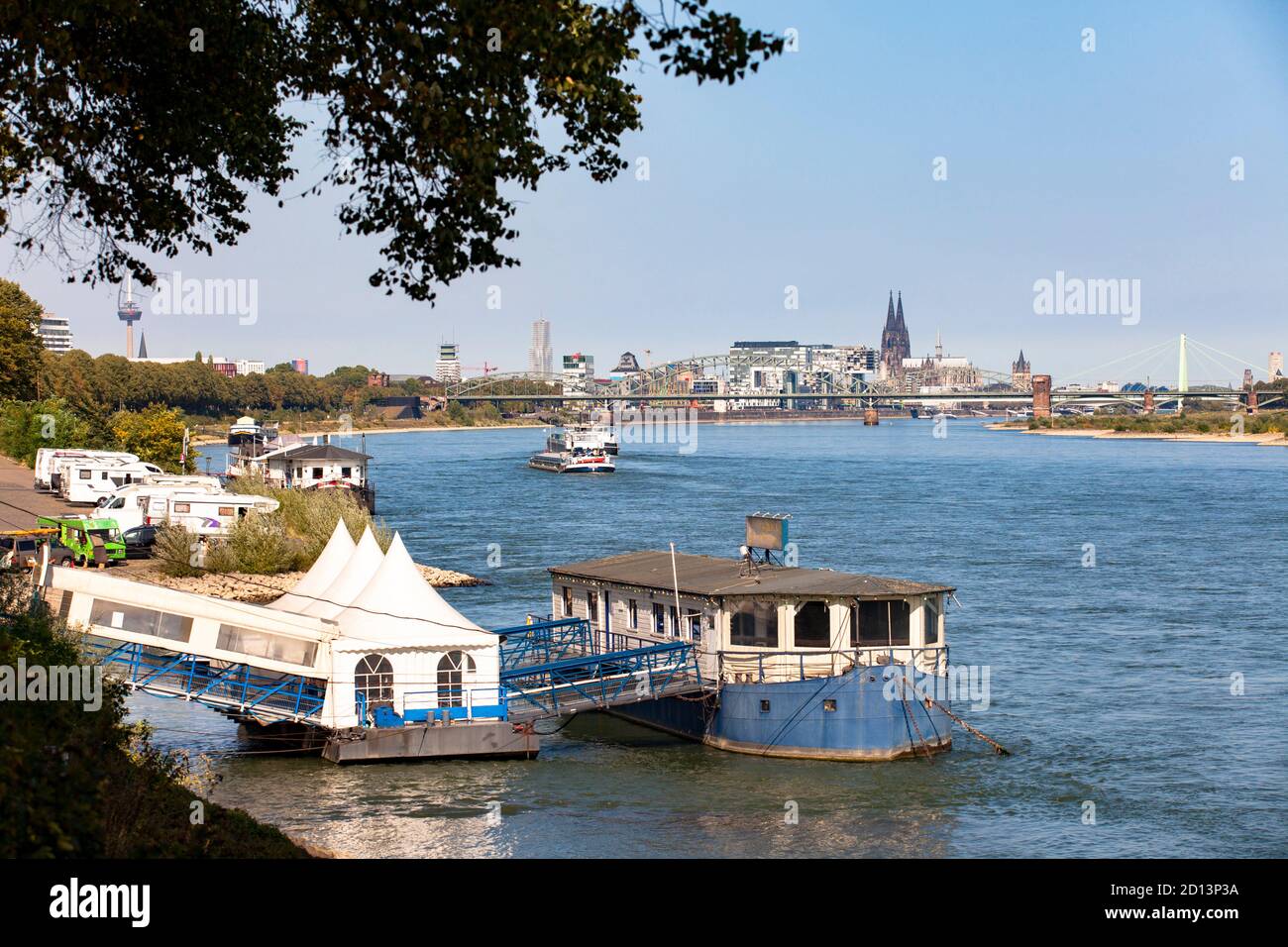 Vue du quartier de Rodenkirchen à la ville, le port de Rheinau et la cathédrale, la promenade à bateaux, le Rhin, Cologne, Allemagne. Blick vom Stadtteil Banque D'Images