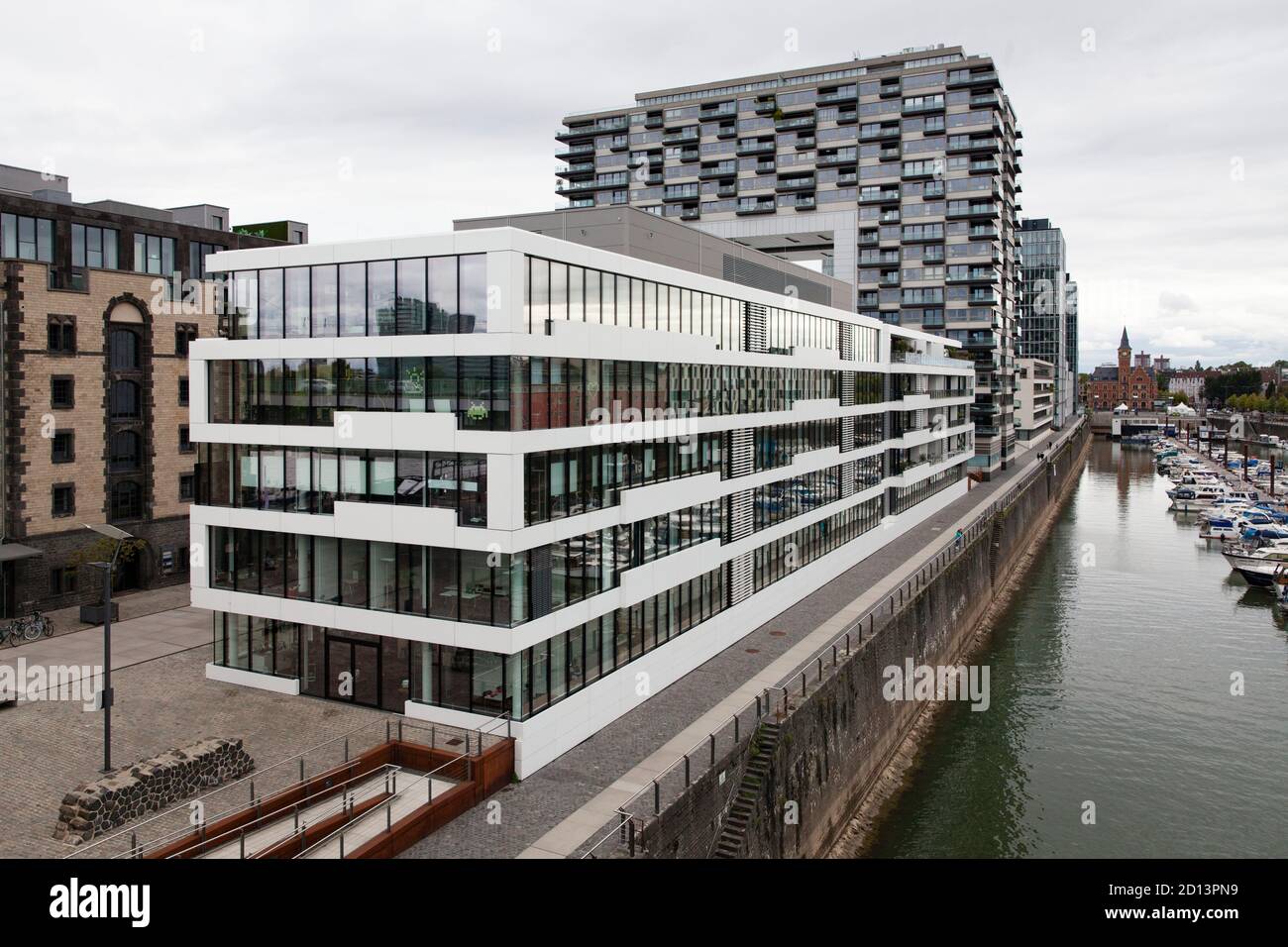 Le bâtiment Dock 6-10 et les Crane Houses dans le port de Rheinau, en arrière-plan l'ancien bureau des maîtres des ports, Cologne, Allemagne. das Gebaeude Banque D'Images