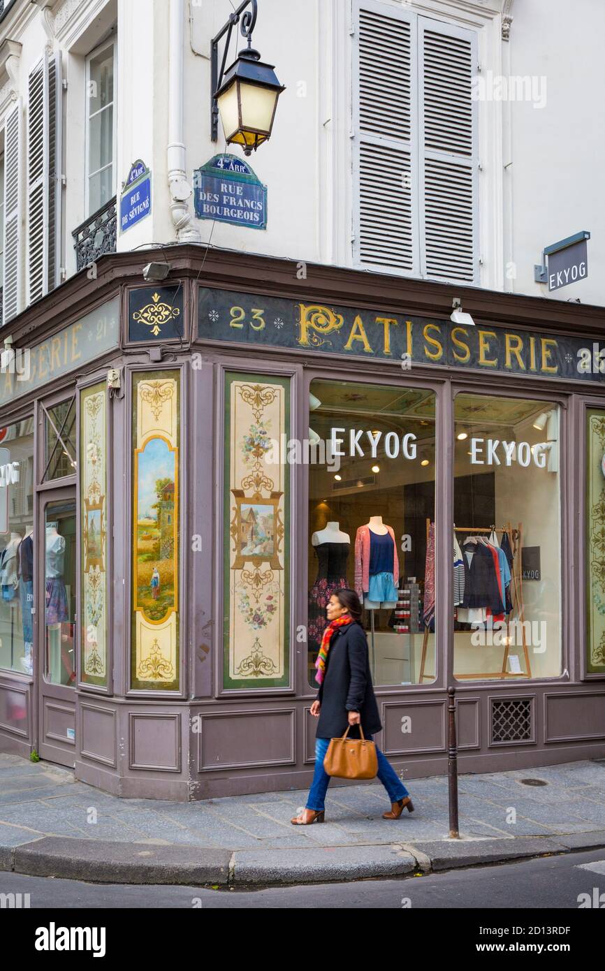 Une femme passe devant un magasin de vêtements dans le Marais, Paris, France Banque D'Images