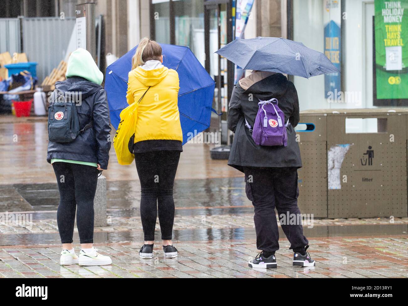 Dundee, Tayside, Écosse, Royaume-Uni. 5 octobre 2020. Météo au Royaume-Uni : les prévisions de fortes pluies à travers le nord-est de l'Écosse avaient des résidents locaux à l'abri sous des parasols. Les acheteurs ont été pris au piège par des averses soudaines et des rafales de vent occasionnelles lors des achats dans le centre-ville de Dundee pendant le Lockdown Covid-19. Crédit : Dundee Photographics/Alamy Live News Banque D'Images