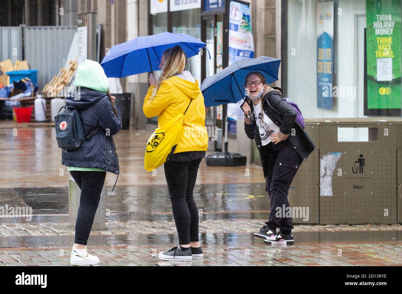 Dundee, Tayside, Écosse, Royaume-Uni. 5 octobre 2020. Météo au Royaume-Uni : les prévisions de fortes pluies à travers le nord-est de l'Écosse avaient des résidents locaux à l'abri sous des parasols. Les acheteurs ont été pris au piège par des averses soudaines et des rafales de vent occasionnelles lors des achats dans le centre-ville de Dundee pendant le Lockdown Covid-19. Crédit : Dundee Photographics/Alamy Live News Banque D'Images