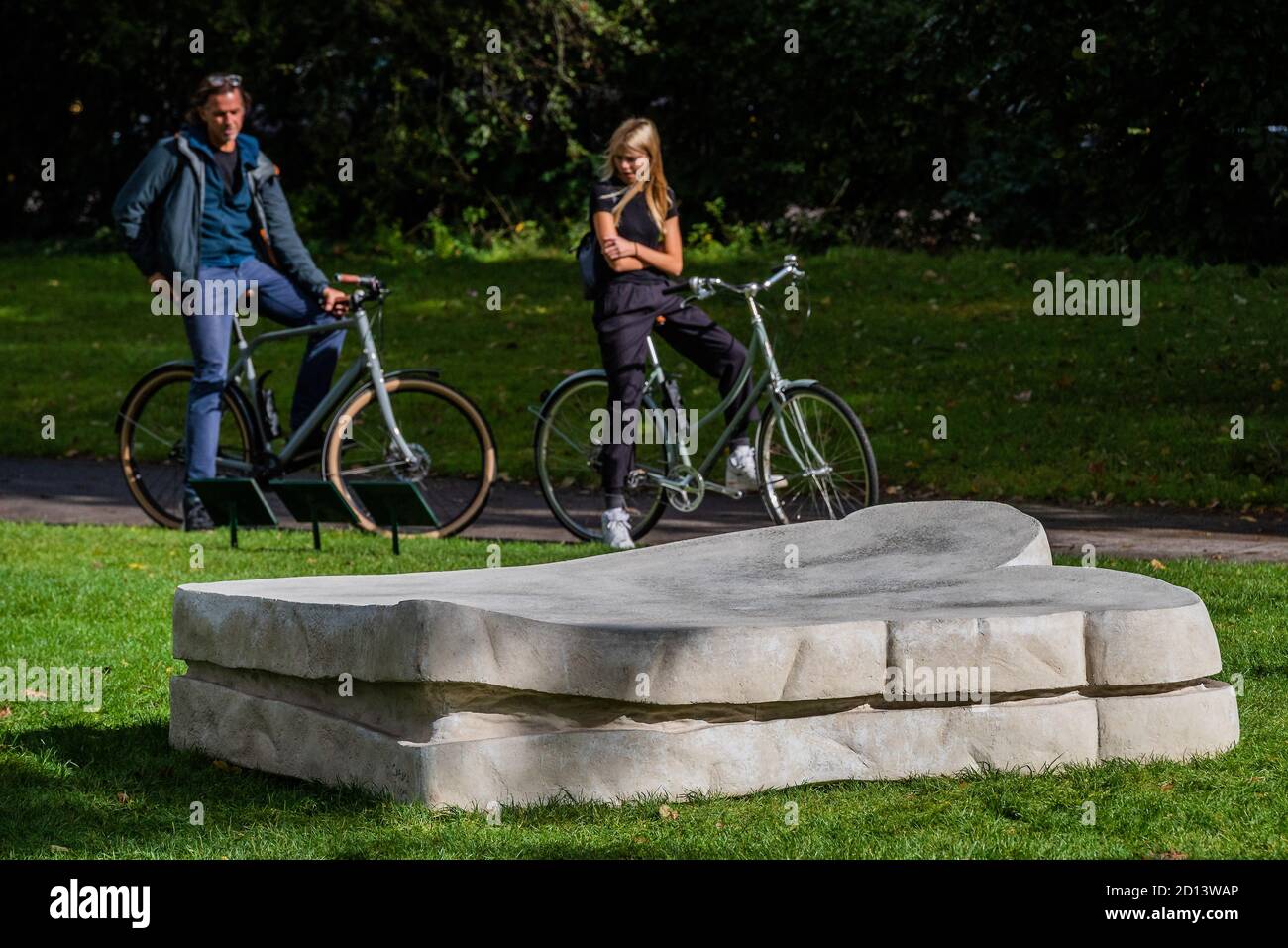 Londres, Royaume-Uni. 05e octobre 2020. Sarah Lucas, Sandwich, 2020 - Frieze Sculpture, la plus grande exposition de plein air de Londres. Œuvre de 12 artistes internationaux de premier plan à Regent's Park du 5 octobre au 18 octobre dans une vitrine gratuite. Crédit : Guy Bell/Alay Live News Banque D'Images