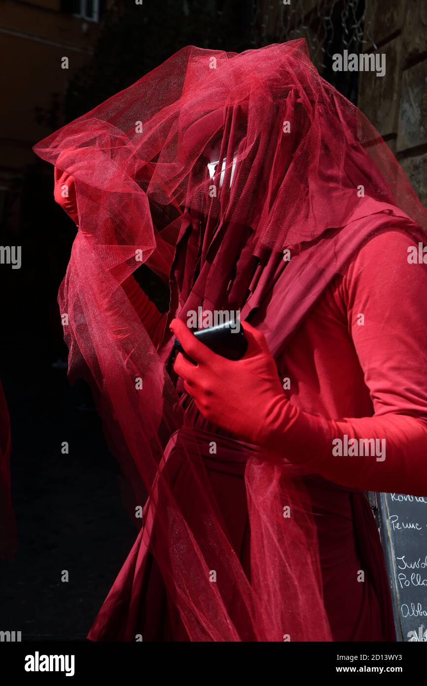 Rome, Italie. 5 octobre 2020 - Rome, Italie - UN groupe de jeunes artistes anarchistes scène une pantomime près de la Chambre des députés à Rome. Credit image: © Evandro Inetti via ZUMA Wire) Credit: Evandro Inetti/ZUMA Wire/Alamy Live News Banque D'Images