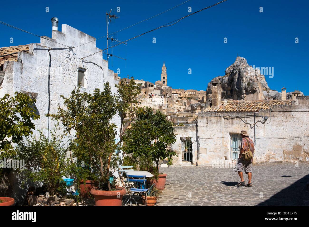 Une petite place sur Rione Malve, avec la tour de la cathédrale et la houpe conique de Monte Errone au-delà, Matera, Basilicate, Italie Banque D'Images