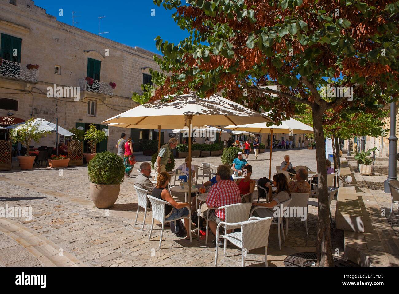 Cafe Society, via Domenico Ridola, Matera, Basilicate, Italie: Groupes de personnes assis à l'ombre pour un verre à l'heure du déjeuner Banque D'Images