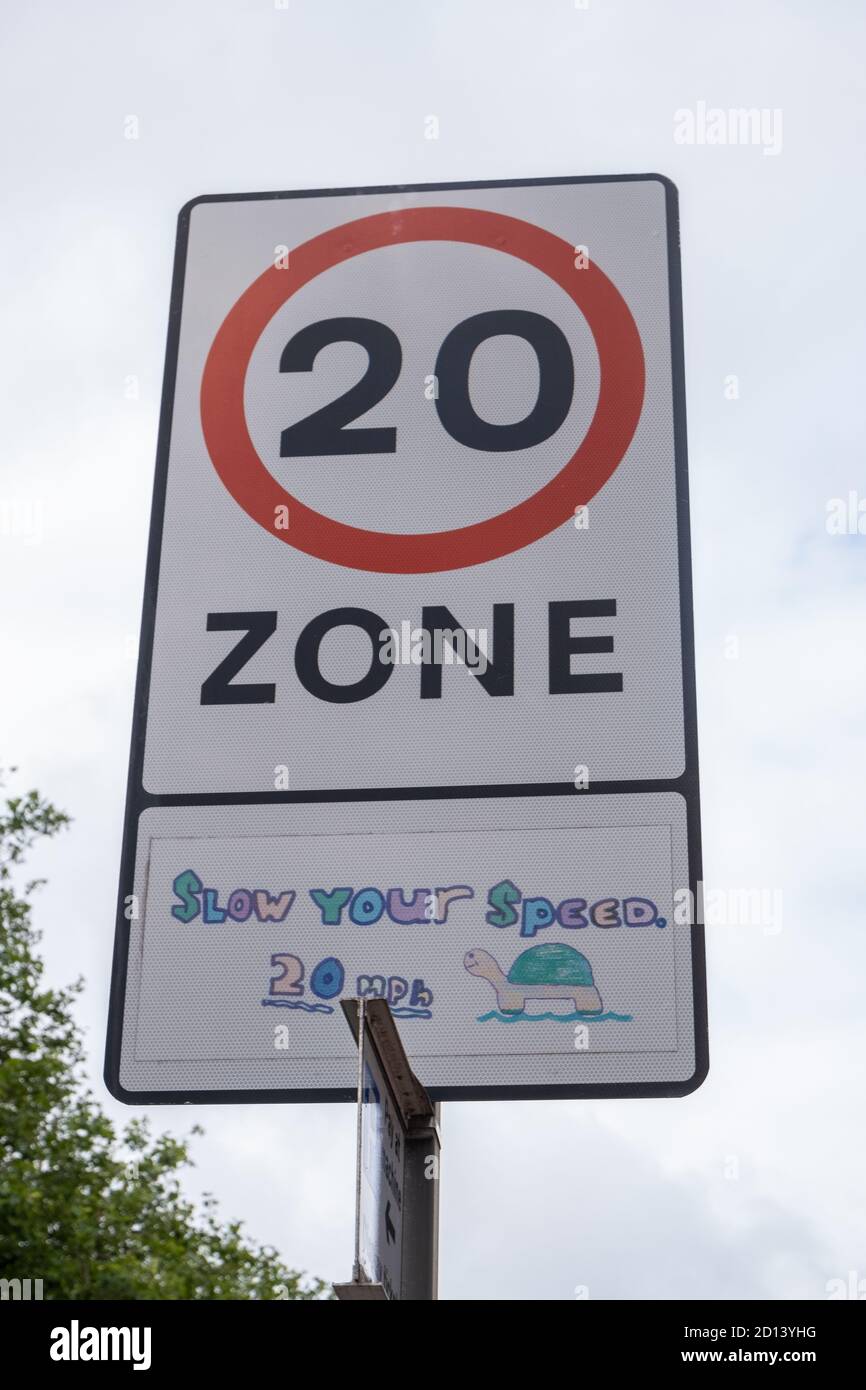 Panneau 20 km/h avec dessin des enfants à Liverpool en juillet 2020 Banque D'Images