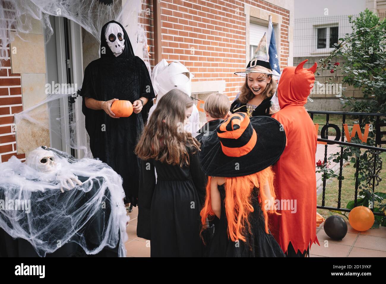 Les enfants se font une fête pour Halloween dans une maison décorée Banque D'Images