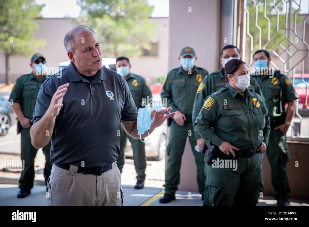 Le 26 août 2020, le commissaire intérimaire des douanes et de la protection des frontières des États-Unis, Mark Morgan, s'est rendu au poste de patrouille frontalière de Santa Teresa au Nouveau-Mexique, où il s'est adressé aux agents de la patrouille frontalière des États-Unis au sujet des opérations de sécurité le long de la frontière américano-mexicaine Banque D'Images