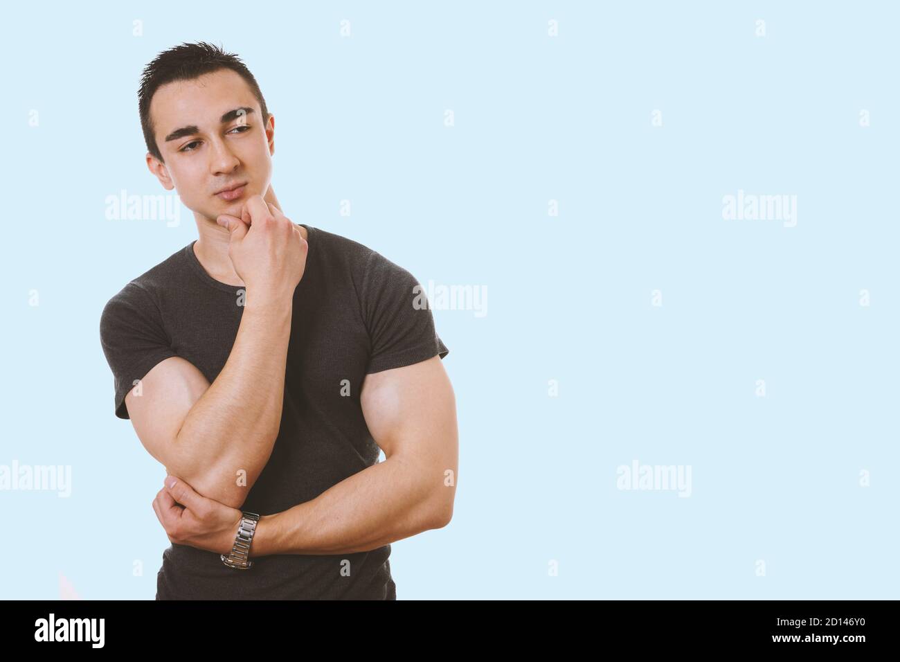 Jeune homme musclé qui envisagent une idée. avec copie espace. Banque D'Images