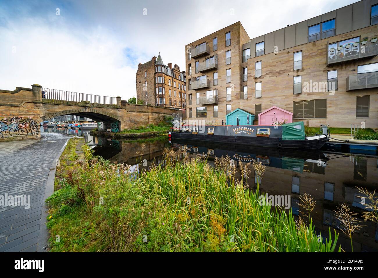 Des immeubles modernes et des bateaux étroits amarrés le long du canal Union à Fountainbridge à Édimbourg, en Écosse, au Royaume-Uni Banque D'Images
