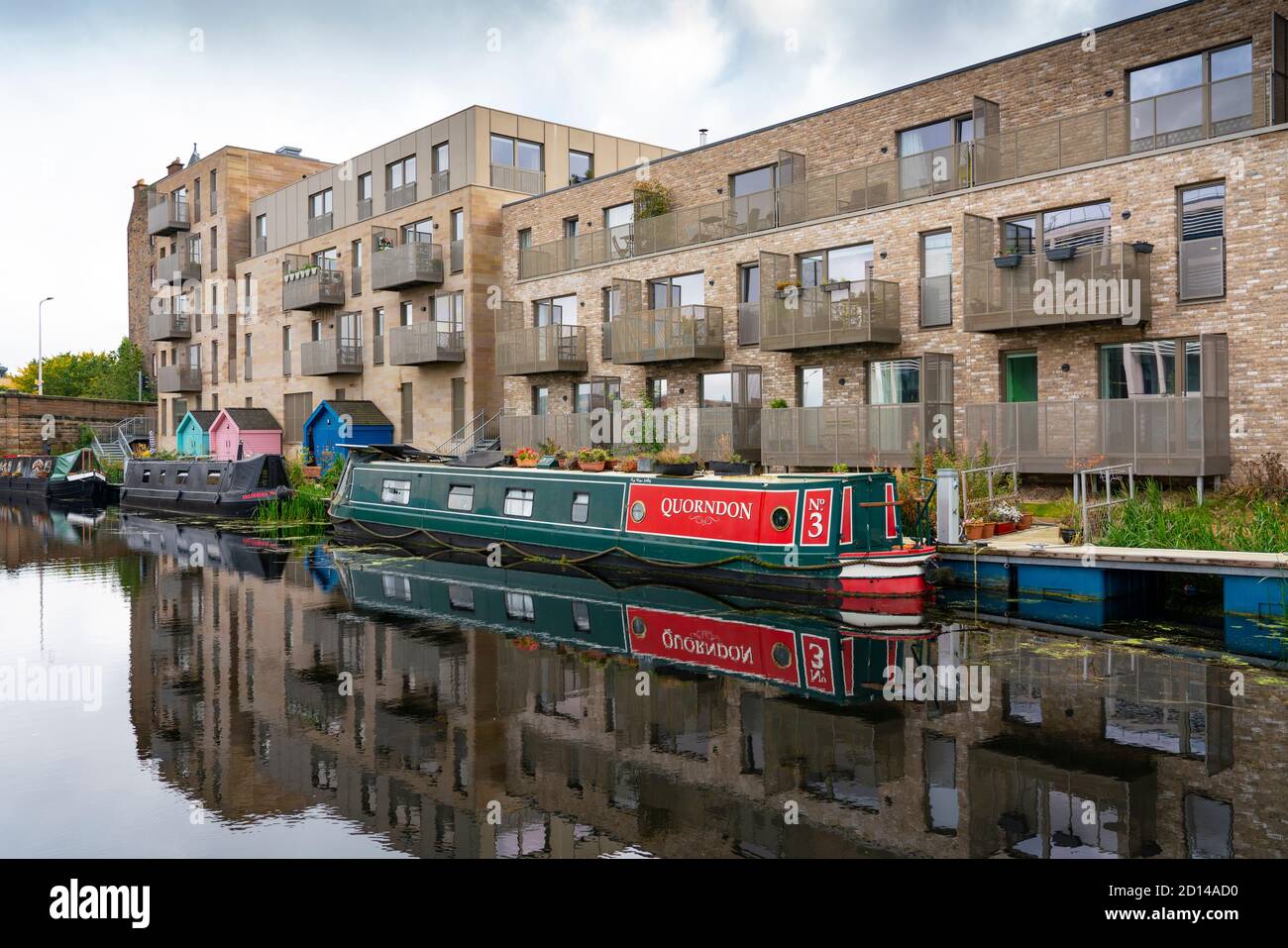Des immeubles modernes et des bateaux étroits amarrés le long du canal Union à Fountainbridge à Édimbourg, en Écosse, au Royaume-Uni Banque D'Images