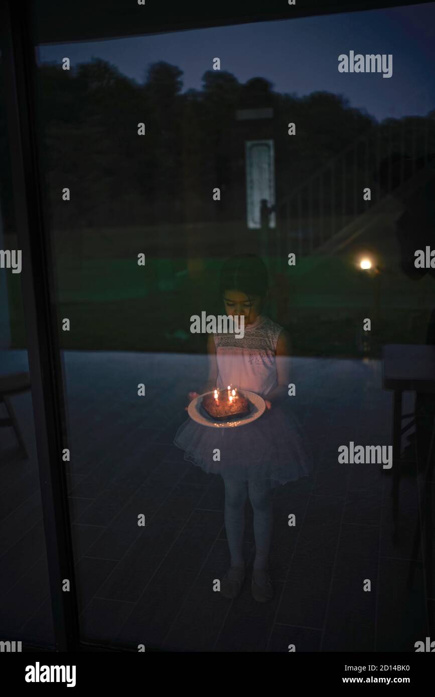Retour à la maison dans un bol à poisson. Le père photographe met en quarantaine préventivement l'extérieur de la maison et interagit avec sa fille de 5 ans Banque D'Images