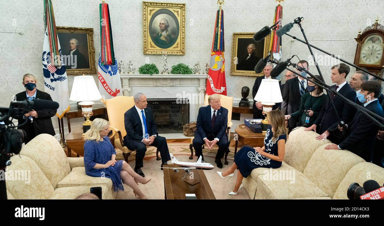 Le 15 septembre 2020, le président Donald J. Trump et la première dame Melania Trump ont participé à une réunion bilatérale au Bureau ovale avec le premier ministre israélien Benjamin Netanyahu et son épouse Sara Netanyahu, marquant la signature des accords d’Abraham. Banque D'Images