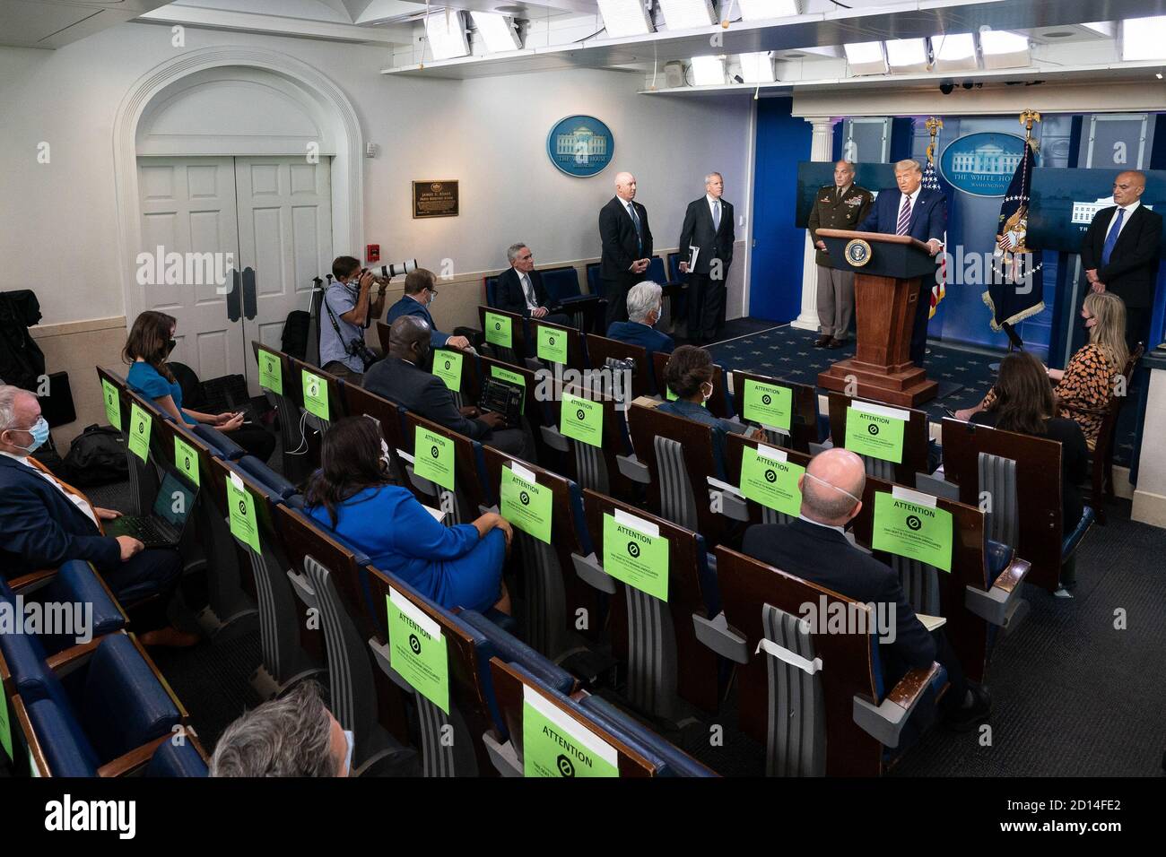 Le président Donald J. Trump tient un point de presse dans la salle de presse James S. Brady de la Maison Blanche le 18 septembre 2020, répondant aux questions de la presse sur l'actualité. Banque D'Images
