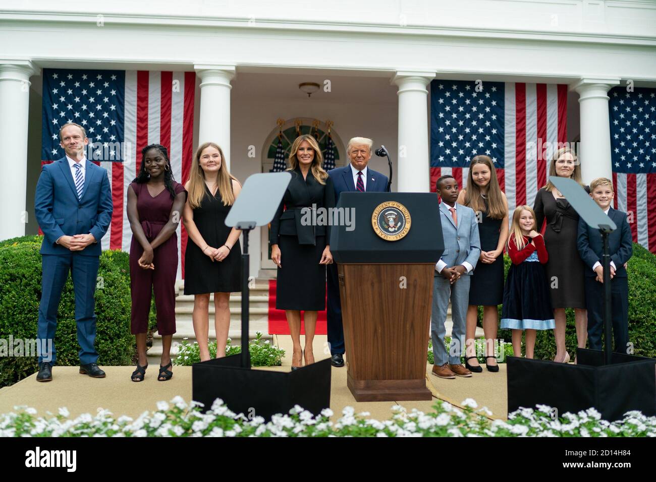 Le 26 septembre 2020, le président Donald J. Trump et la première dame Melania Trump ont annoncé la nomination de la juge Amy Coney Barrett pour la juge adjointe de la Cour suprême des États-Unis lors d'une cérémonie à la roseraie de la Maison Blanche. Banque D'Images