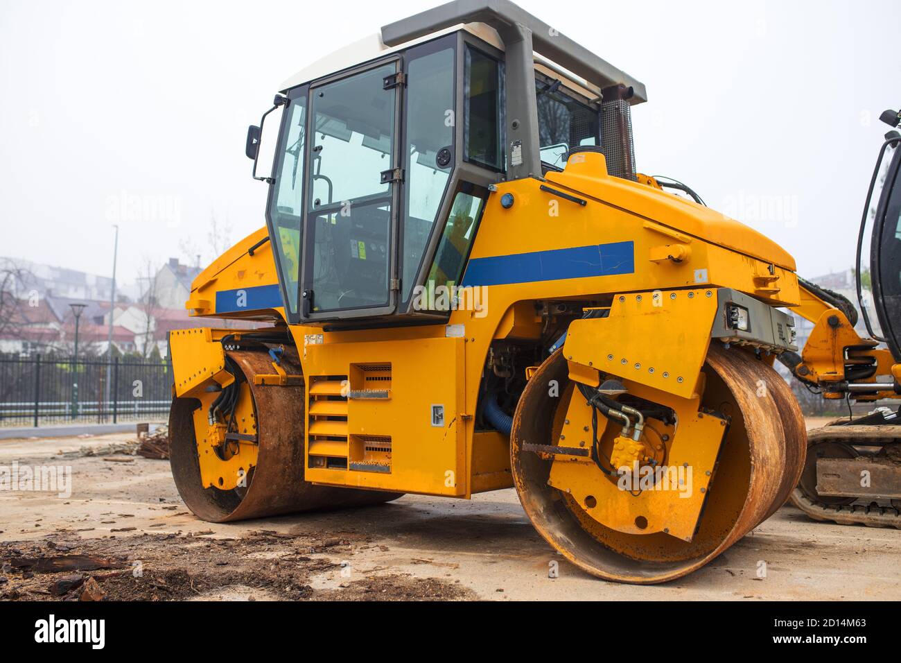 Vieux tracteur travaillant dans un chantier de construction pendant la journée Banque D'Images