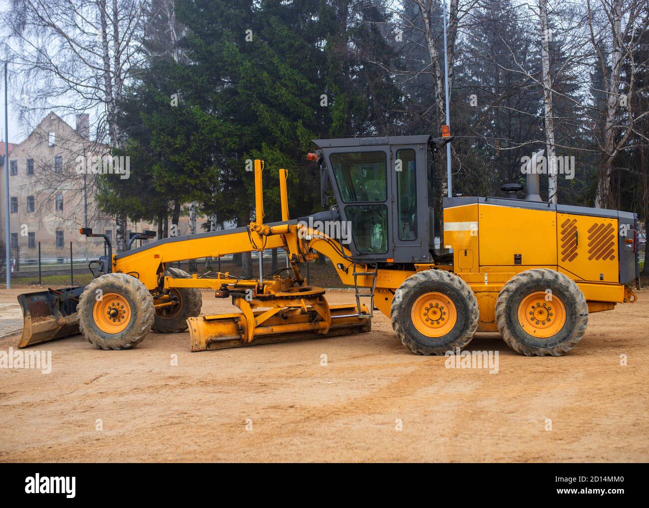 Vieux tracteur travaillant dans un chantier de construction pendant la journée Banque D'Images
