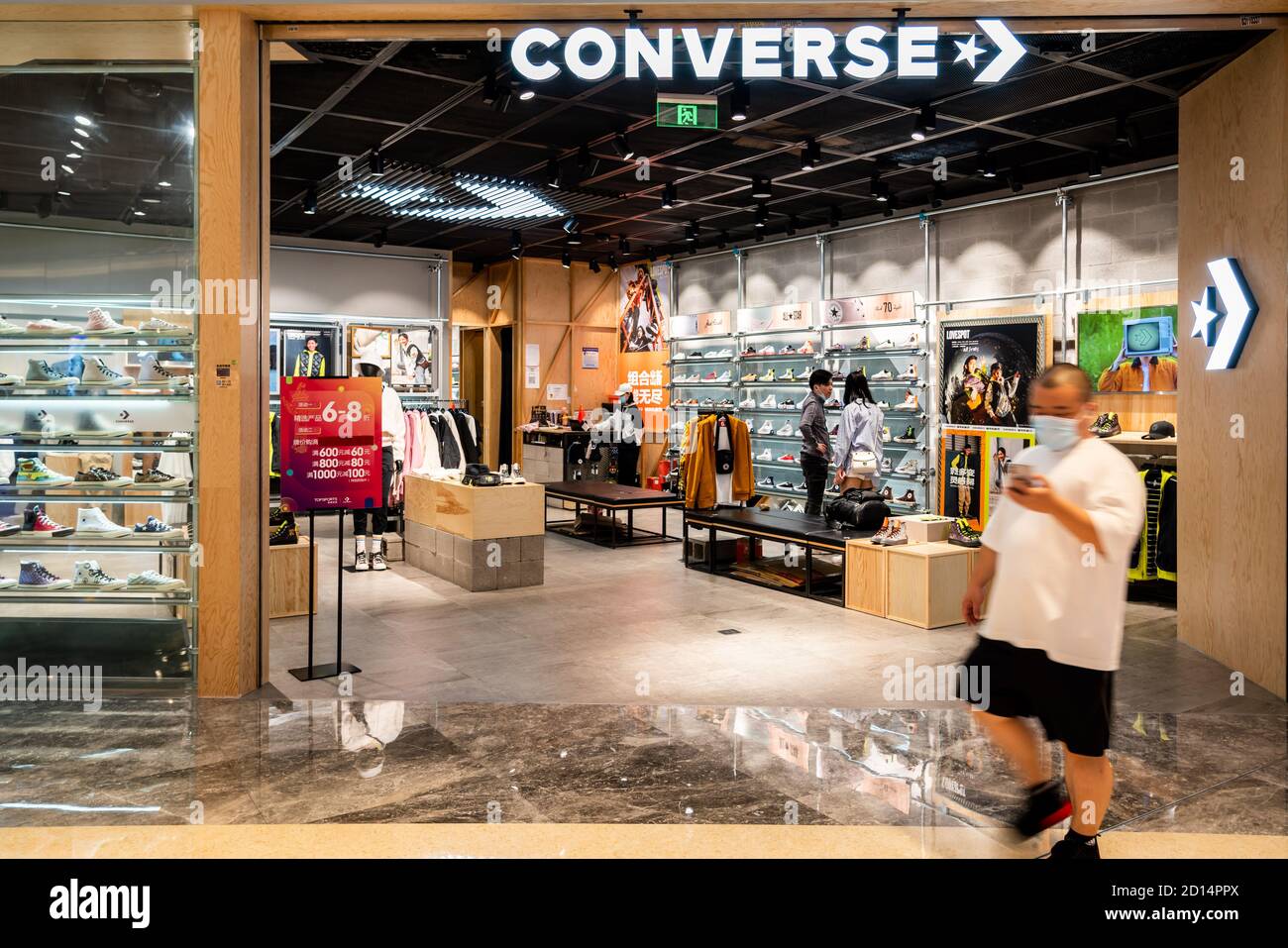 Un homme passe devant un magasin américain de chaussures Converse à  Shenzhen Photo Stock - Alamy