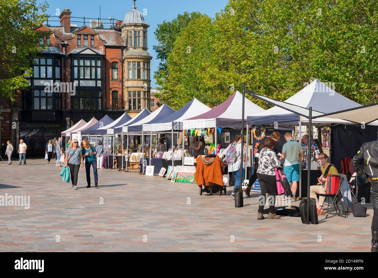 Salisbury Market Square, vue en été d'une foire d'art et d'artisanat qui se tient sur la place du marché dans le centre de Salisbury, Wiltshire, Angleterre, Royaume-Uni Banque D'Images