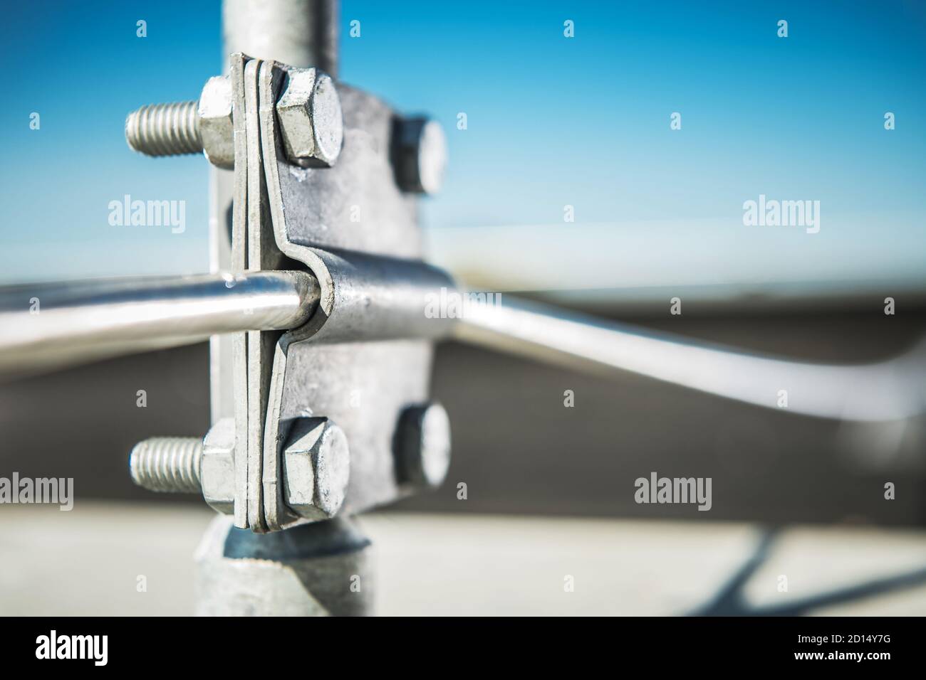 Système de protection de l'éclairage de la maison. Gros plan sur l'élément de poignée métallique. Fixation du bâtiment à l'aide de lignes de protection de boulon. Banque D'Images