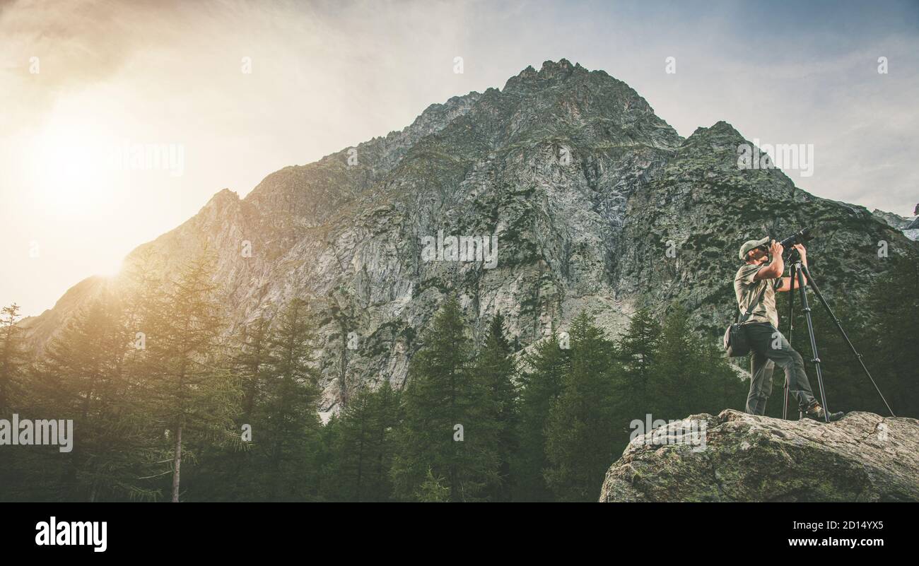 Photographe de paysages caucasiens professionnel dans ses années 40 prendre des photos de montagnes de la nature de grands Boulder de granit et de paysages alpins. Copie côté gauche Banque D'Images