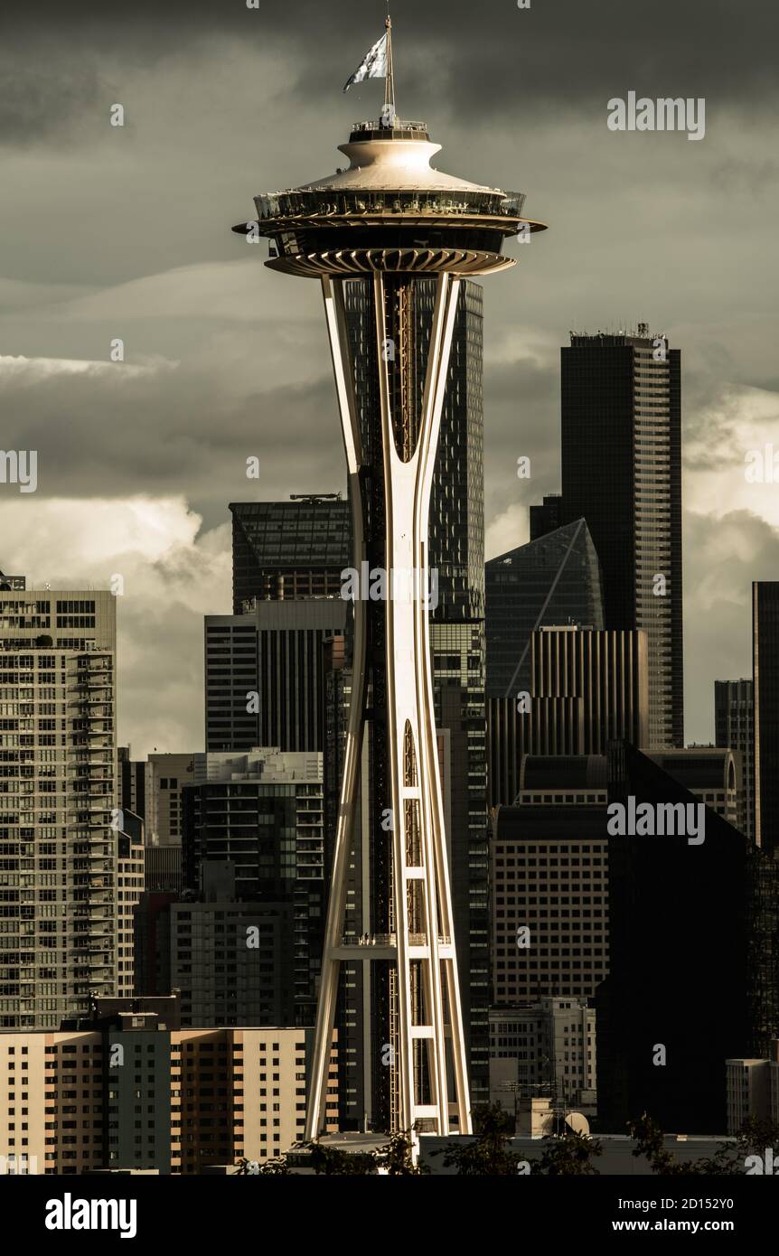 L'emblématique Space Needle avec l'horizon de Seattle éclairé par un soleil couchant Banque D'Images