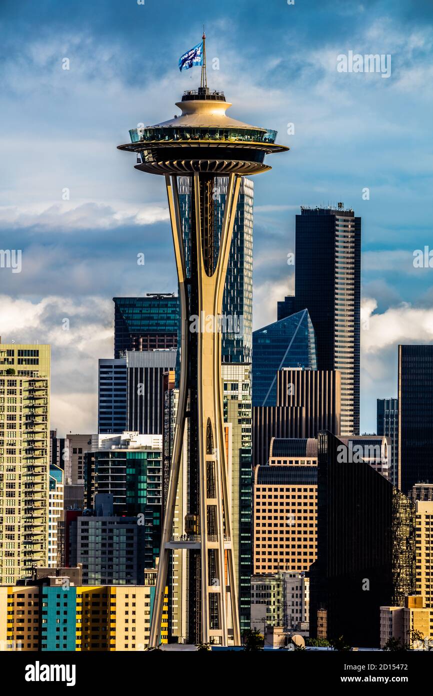 L'emblématique Space Needle avec l'horizon de Seattle éclairé par un soleil couchant Banque D'Images
